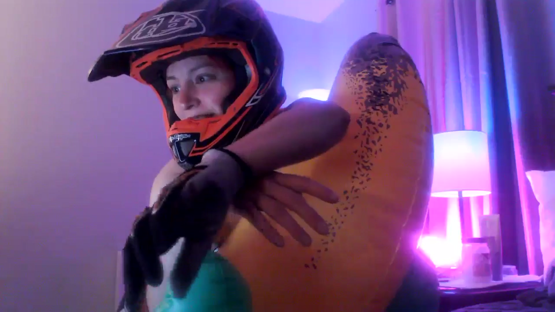 Gallery image thumbnail from EmmyLove's myfreecams stream on, 06/14/2024, 08:11 image 15 of 20
