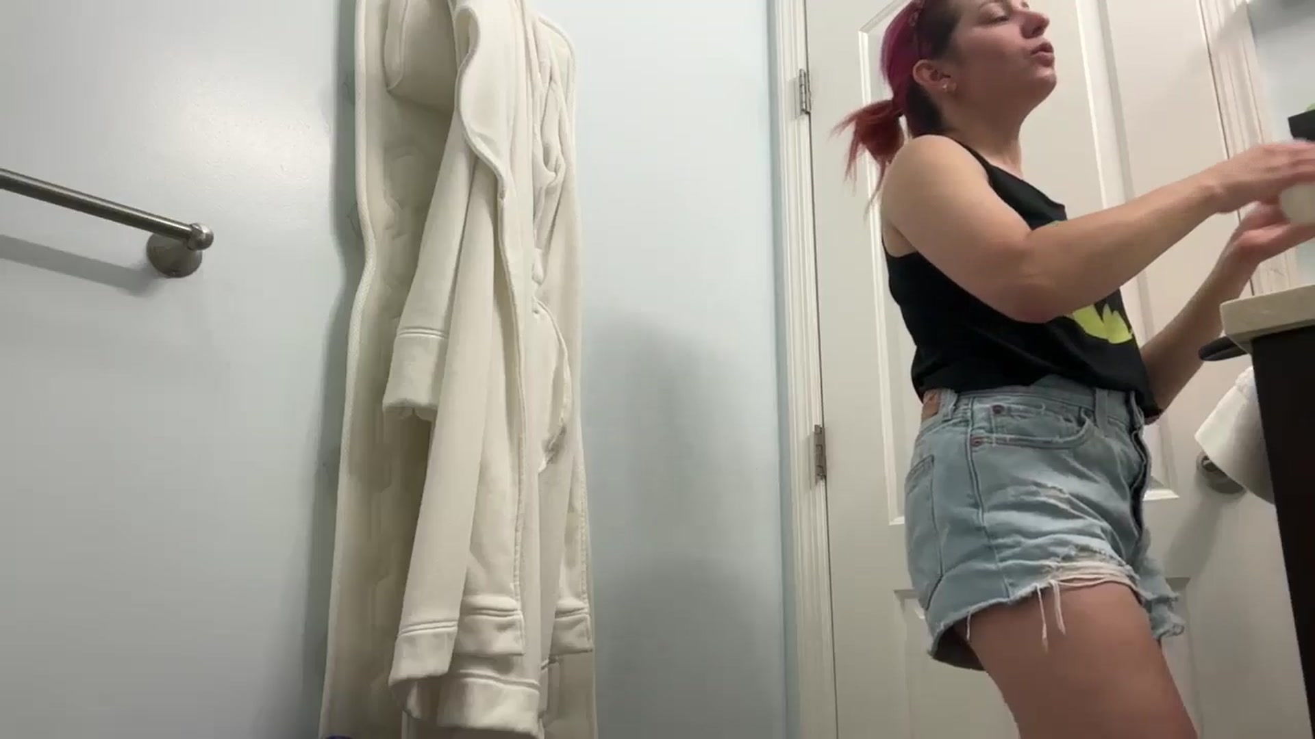 Gallery image thumbnail from EmmyLove's myfreecams stream on, 08/15/2024, 04:45 image 6 of 20