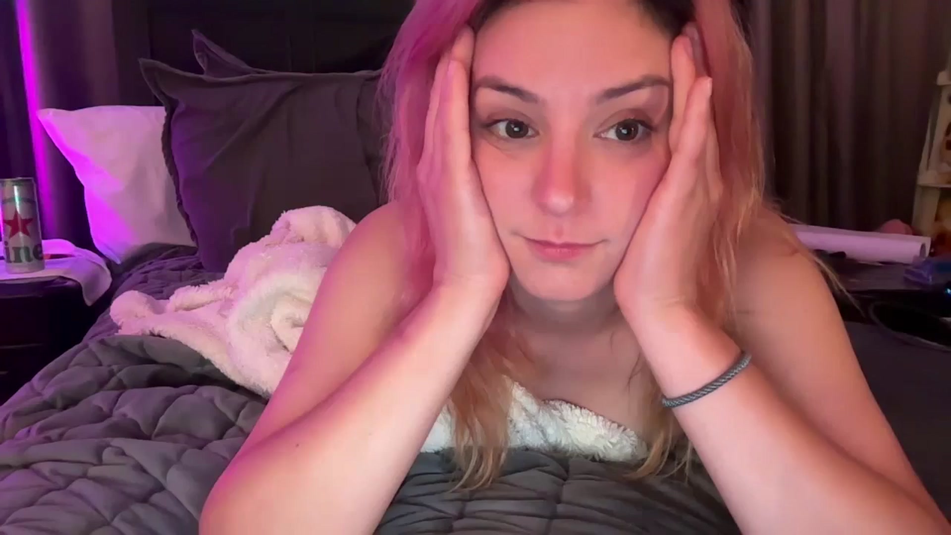 Gallery image thumbnail from EmmyLove's myfreecams stream on, 08/31/2024, 07:25 image 12 of 20