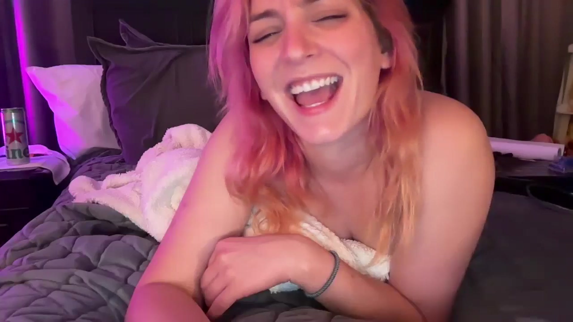 Gallery image thumbnail from EmmyLove's myfreecams stream on, 08/31/2024, 07:25 image 14 of 20