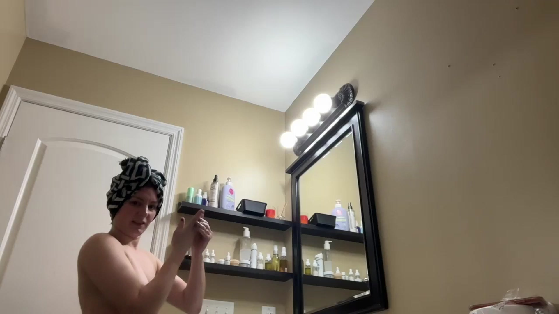 Gallery image thumbnail from EmmyLove's myfreecams stream on, 01/11/2025, 06:06 image 1 of 20