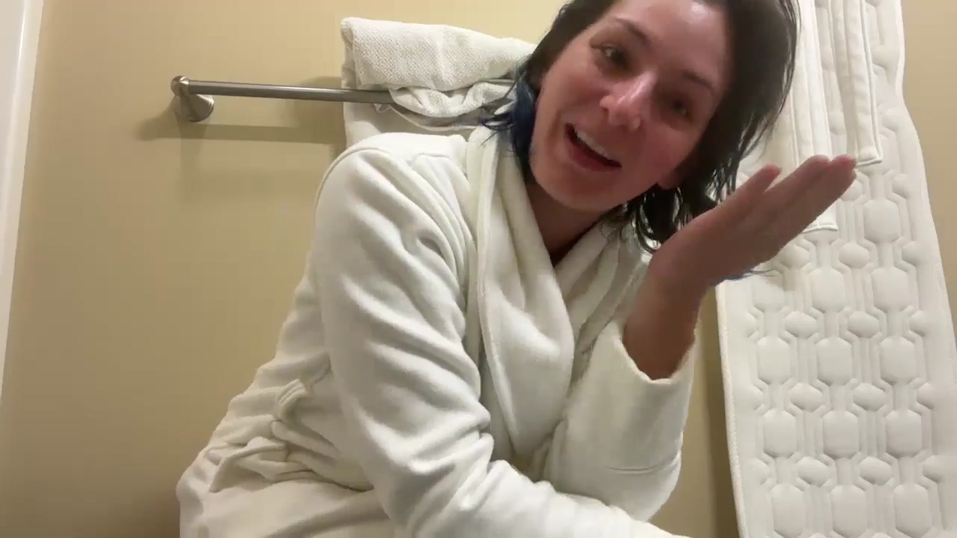 Gallery image thumbnail from EmmyLove's myfreecams stream on, 06/14/2025, 07:11 image 16 of 20