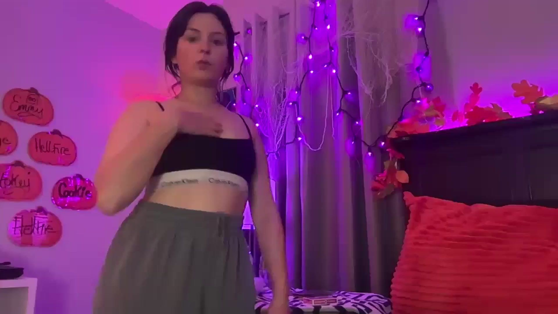 Gallery image thumbnail from EmmyLove's myfreecams stream on, 10/28/2025, 05:17 image 8 of 20