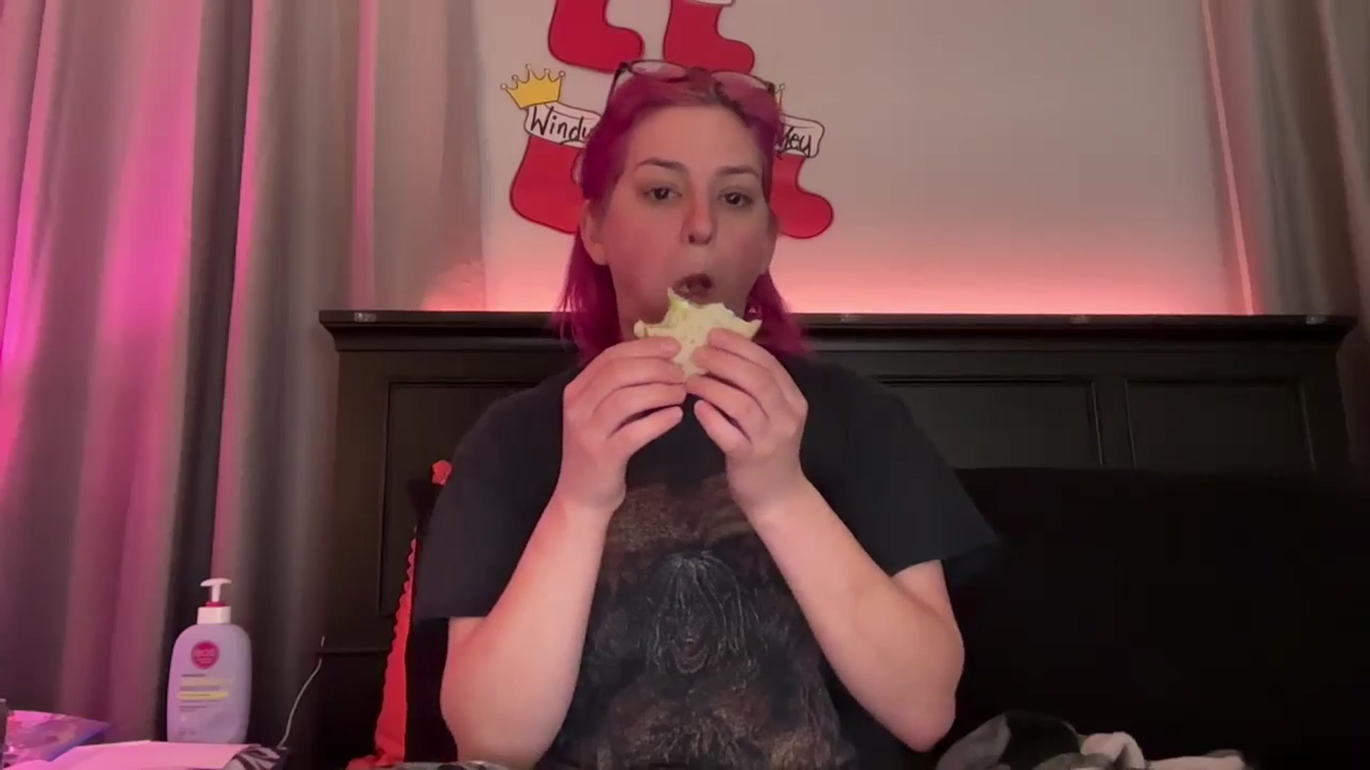 Gallery image thumbnail from EmmyLove's myfreecams stream on, 12/21/2025, 07:21 image 13 of 20