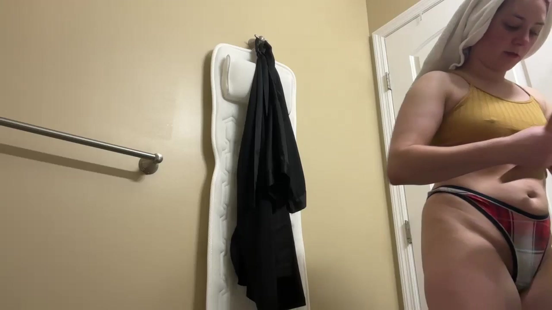 Gallery image thumbnail from EmmyLove's myfreecams stream on, 12/23/2025, 06:21 image 1 of 20