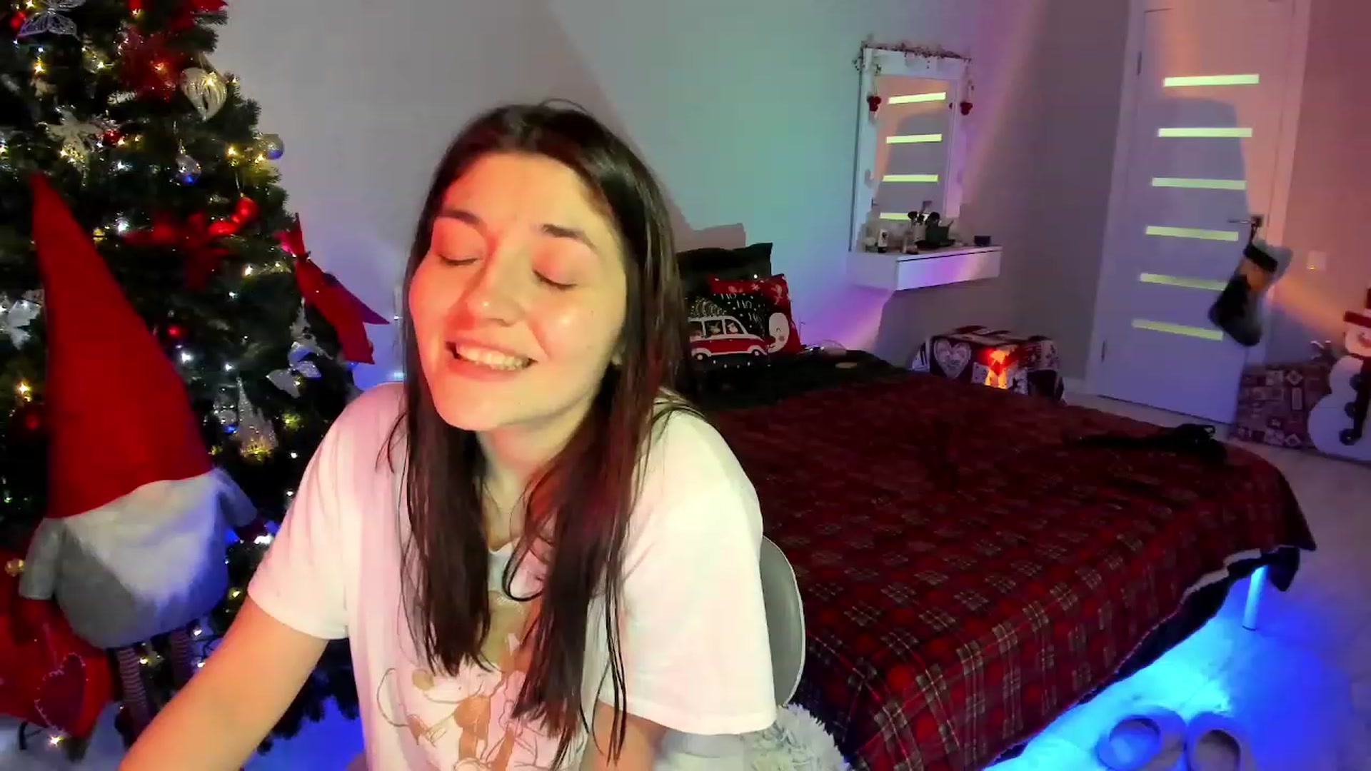 Gallery image thumbnail from Emmy___'s myfreecams stream on, 12/09/2022, 15:52 image 17 of 20