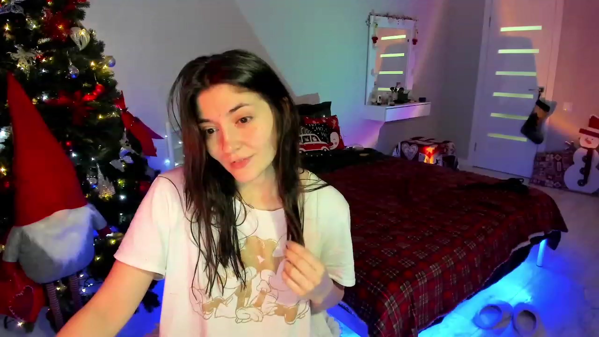 Gallery image thumbnail from Emmy___'s myfreecams stream on, 12/09/2022, 15:52 image 4 of 20