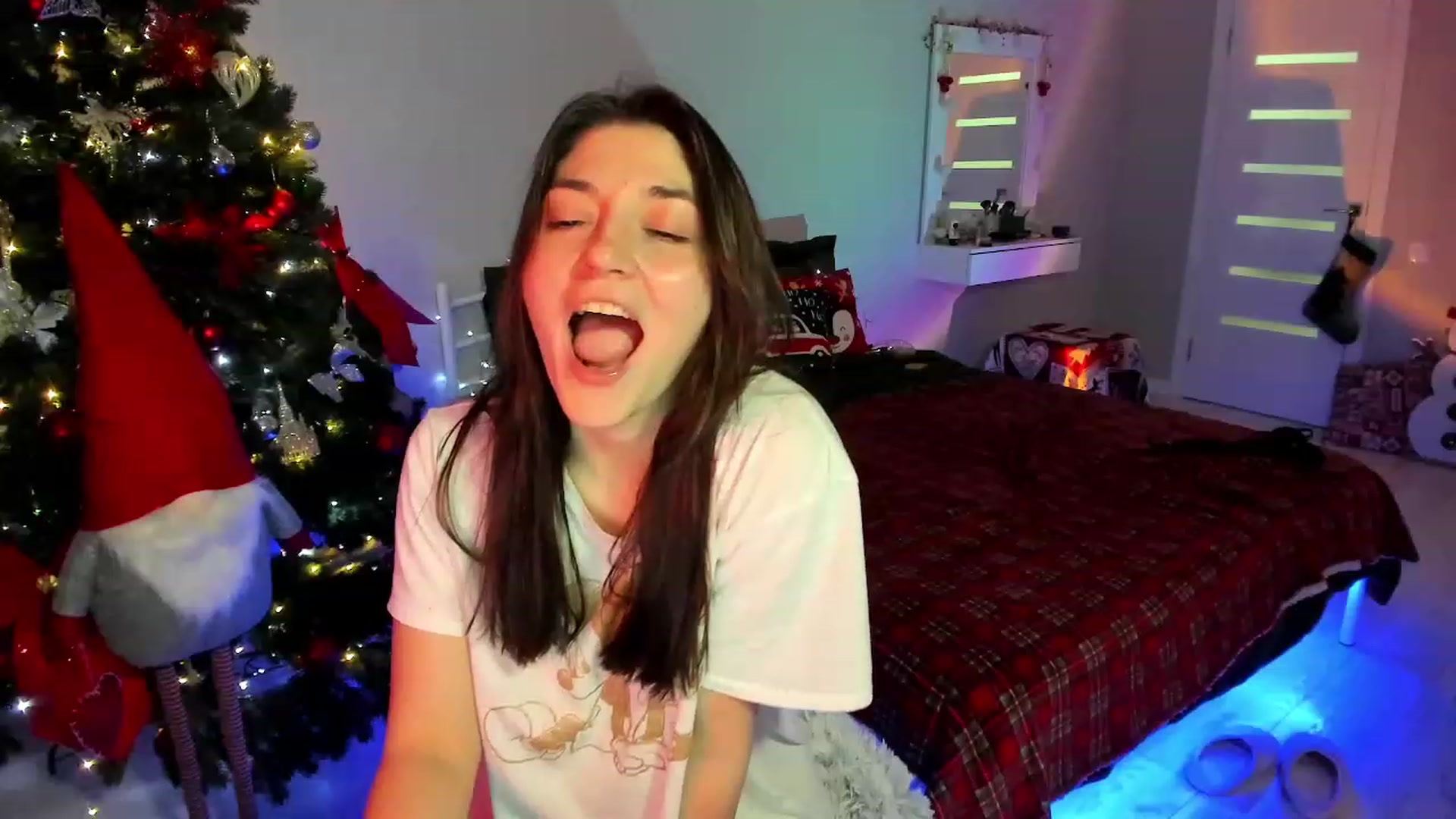 Gallery image thumbnail from Emmy___'s myfreecams stream on, 12/09/2022, 16:34 image 13 of 20