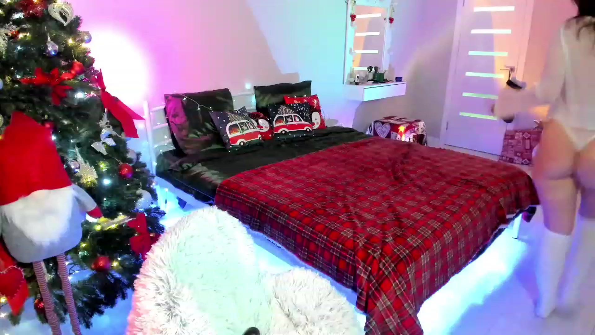 Gallery image thumbnail from Emmy___'s myfreecams stream on, 12/10/2022, 08:49 image 17 of 20