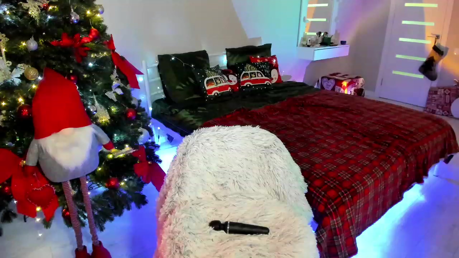 Gallery image thumbnail from Emmy___'s myfreecams stream on, 12/10/2022, 11:14 image 19 of 20