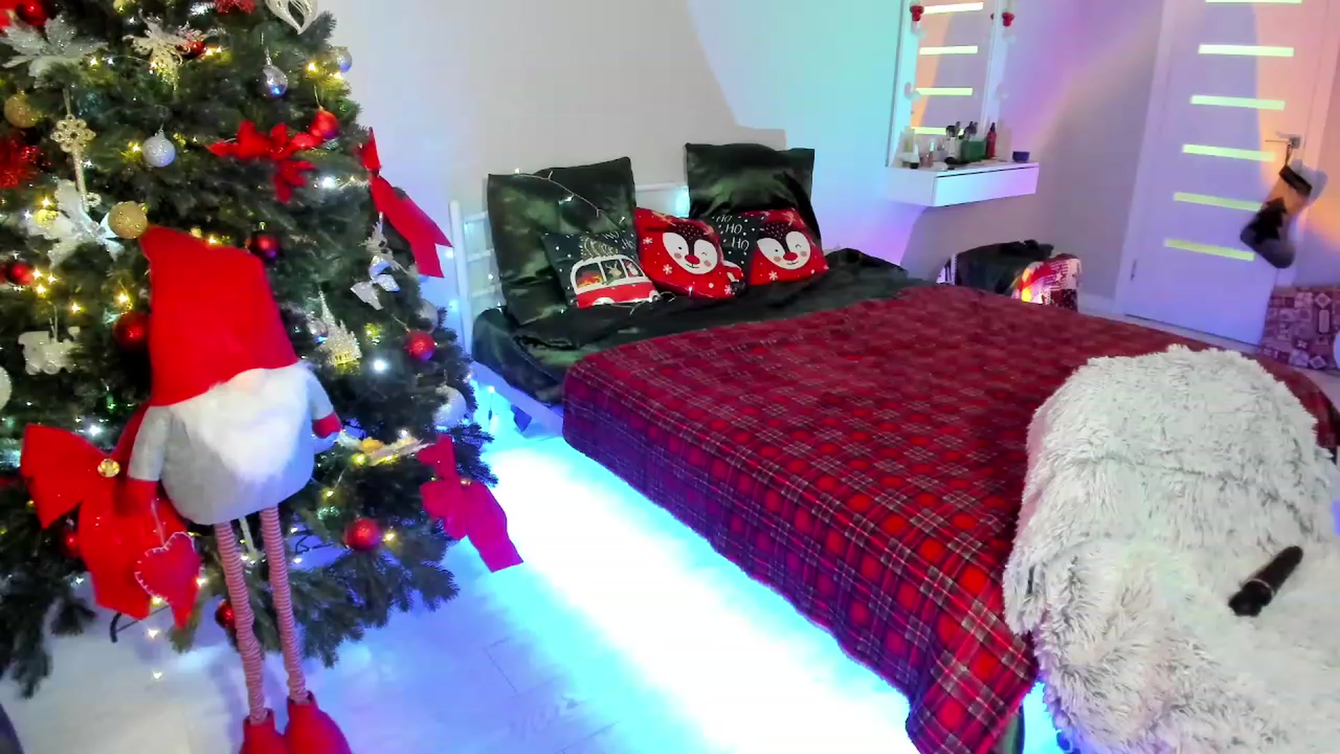 Gallery image thumbnail from Emmy___'s myfreecams stream on, 12/11/2022, 07:42 image 15 of 20