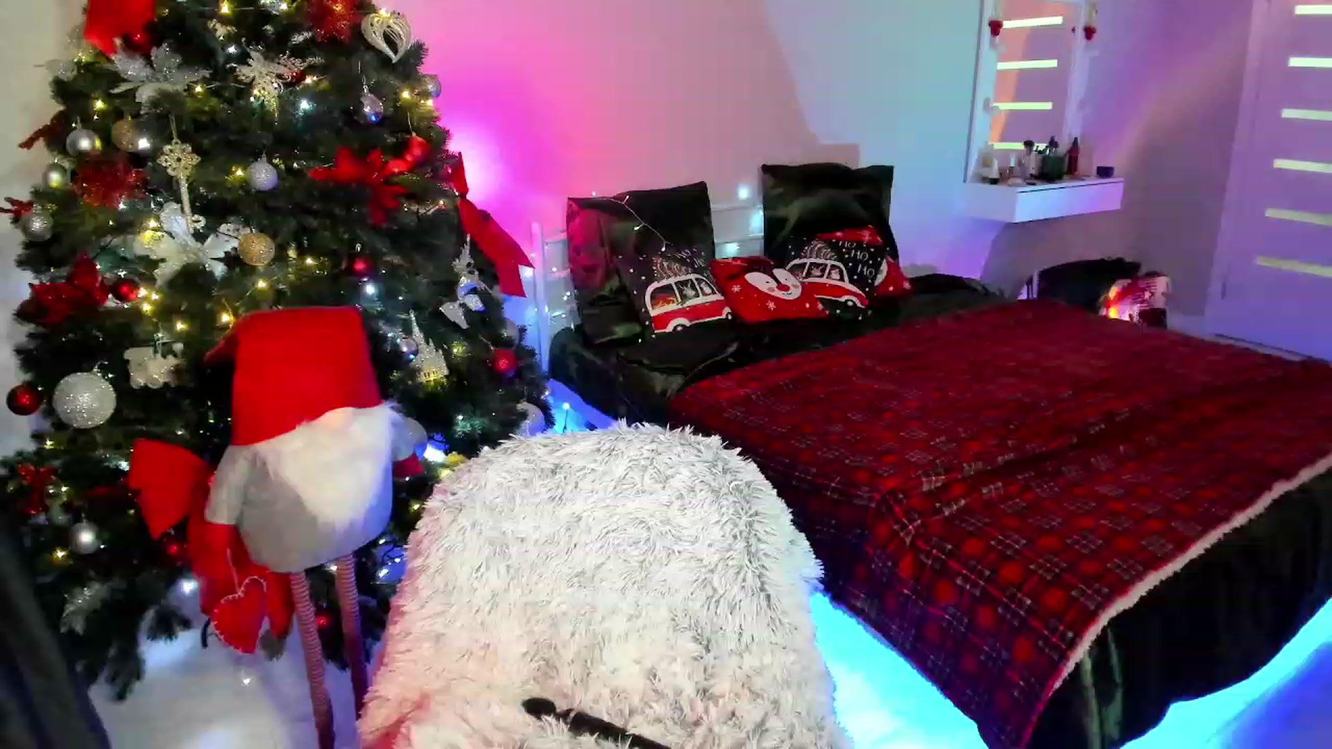 Gallery image thumbnail from Emmy___'s myfreecams stream on, 12/11/2022, 10:50 image 18 of 20