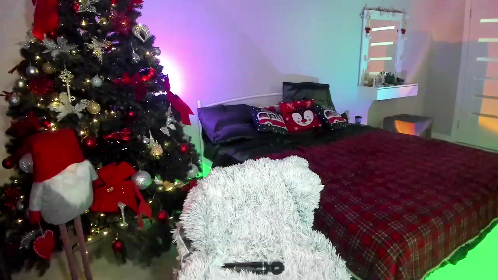 Gallery image thumbnail from Emmy___'s myfreecams stream on, 12/19/2022, 15:53 image 13 of 20