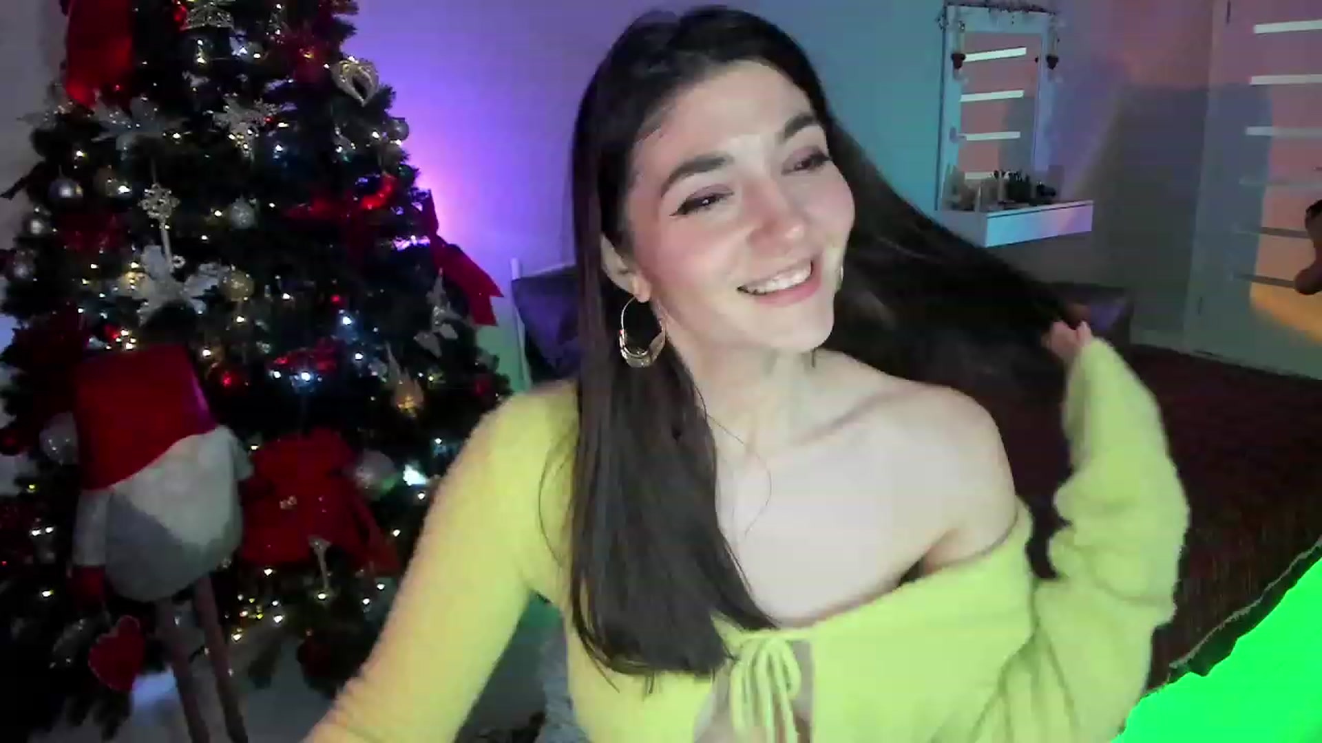 Gallery image thumbnail from Emmy___'s myfreecams stream on, 12/19/2022, 16:35 image 13 of 20