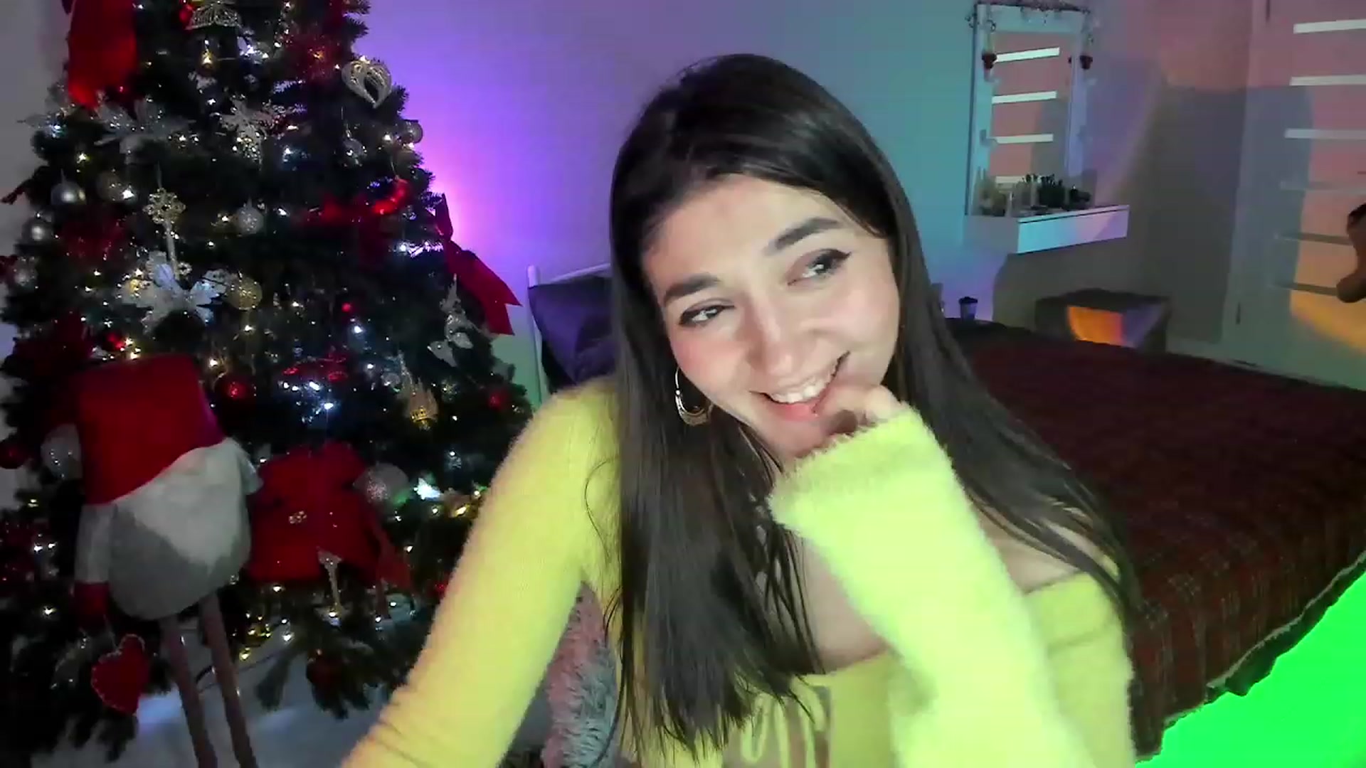 Gallery image thumbnail from Emmy___'s myfreecams stream on, 12/19/2022, 16:35 image 17 of 20