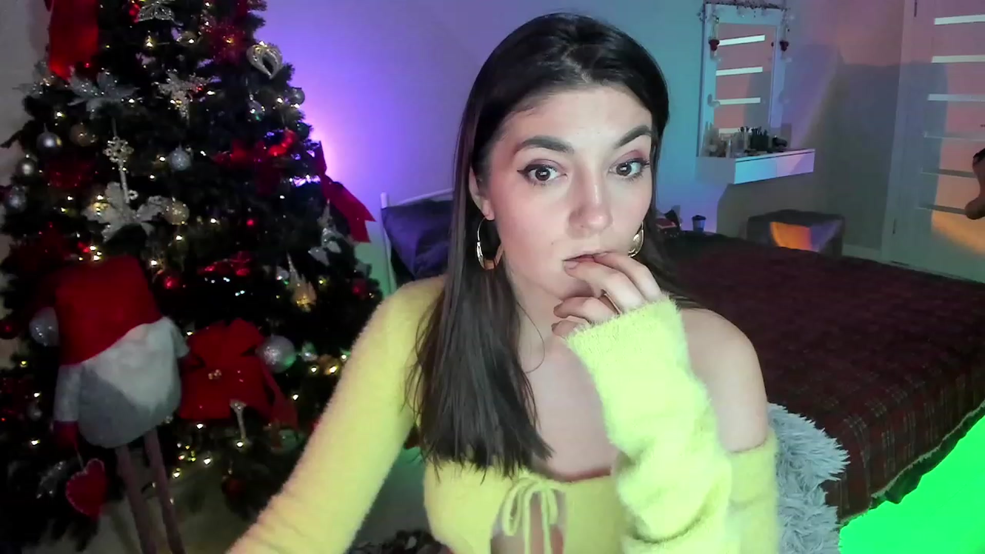 Gallery image thumbnail from Emmy___'s myfreecams stream on, 12/19/2022, 16:35 image 9 of 20