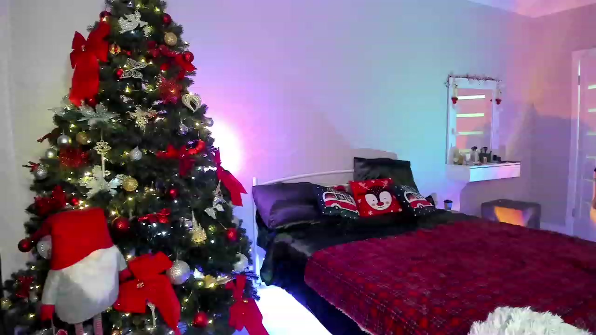 Gallery image thumbnail from Emmy___'s myfreecams stream on, 12/20/2022, 13:07 image 18 of 20