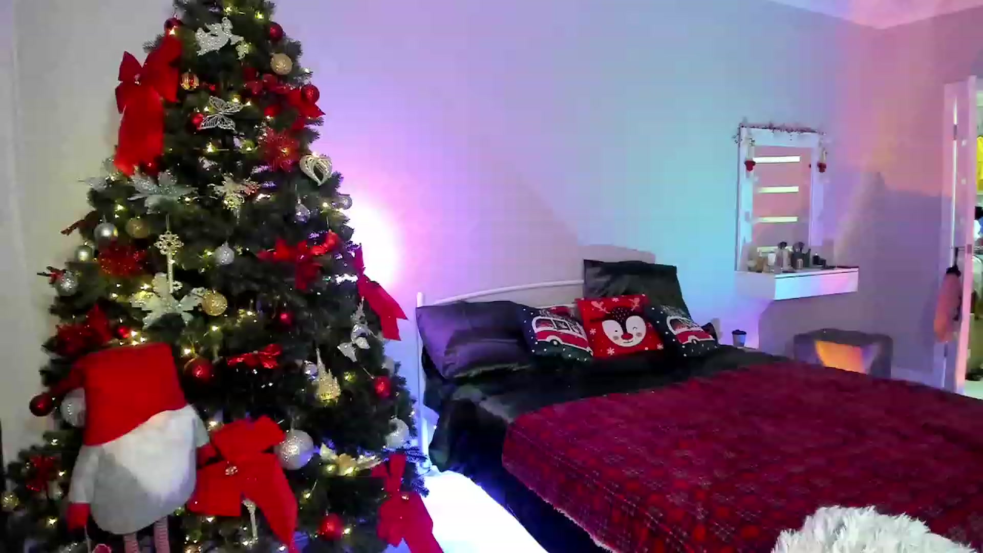 Gallery image thumbnail from Emmy___'s myfreecams stream on, 12/20/2022, 13:07 image 17 of 20