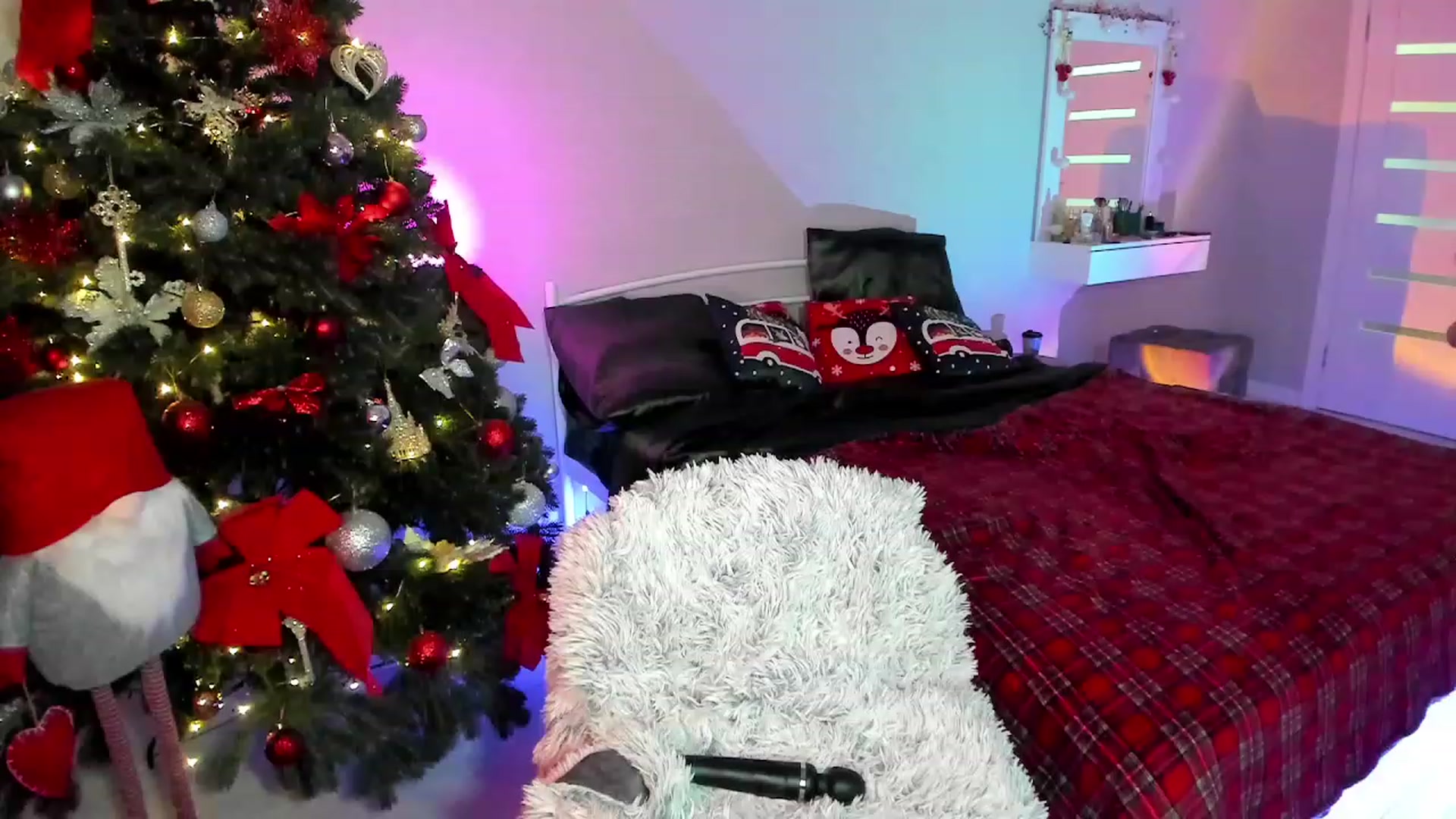 Gallery image thumbnail from Emmy___'s myfreecams stream on, 12/20/2022, 14:21 image 12 of 20