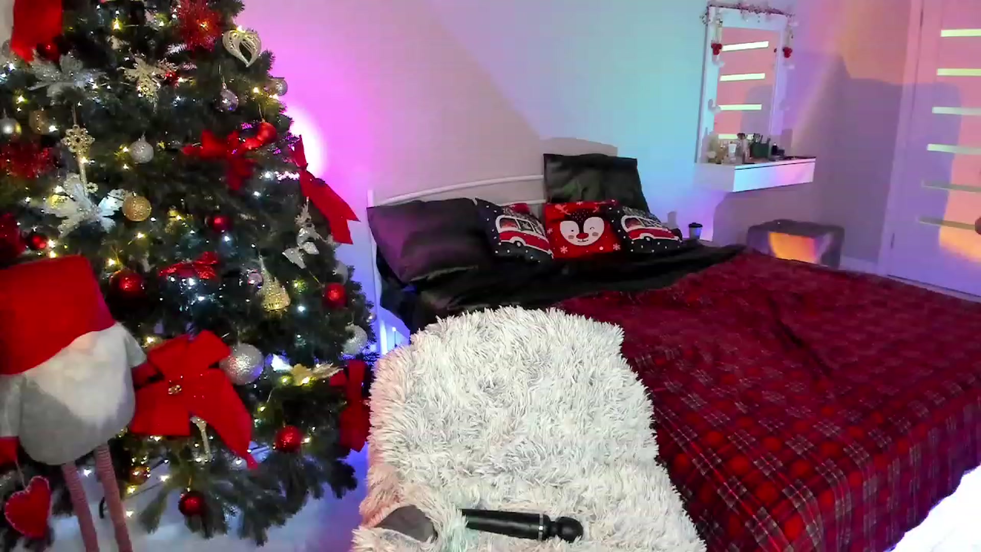 Gallery image thumbnail from Emmy___'s myfreecams stream on, 12/20/2022, 14:21 image 11 of 20