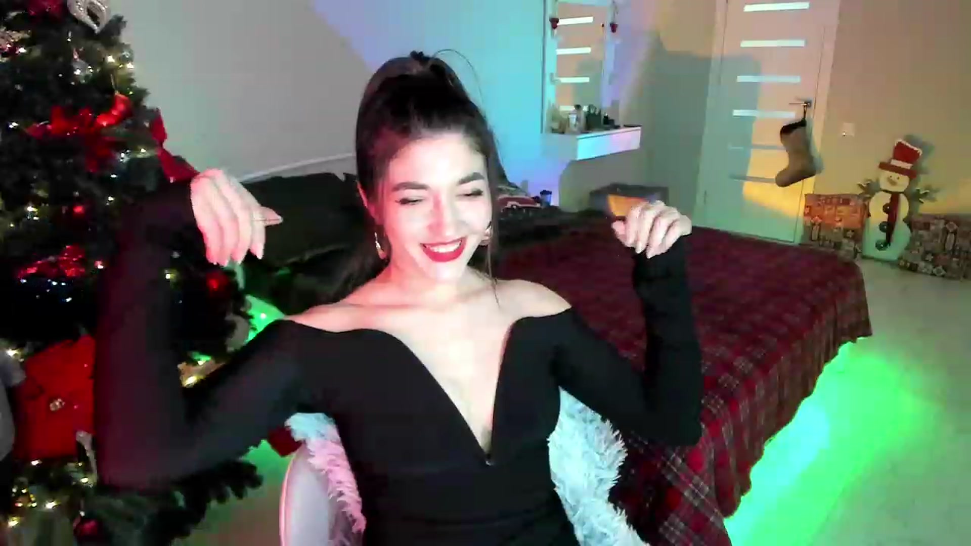 Gallery image thumbnail from Emmy___'s myfreecams stream on, 12/20/2022, 16:21 image 16 of 20