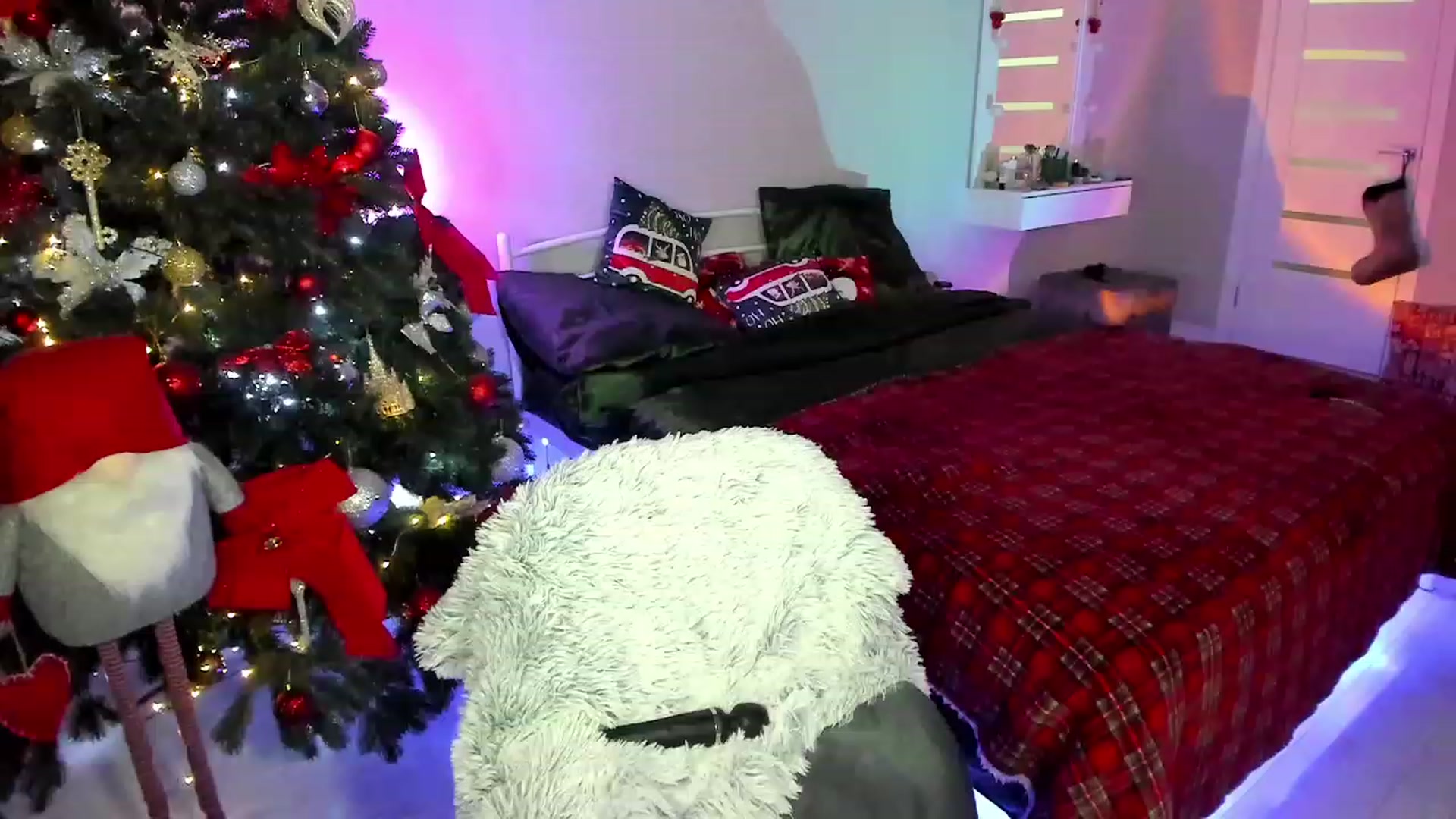 Gallery image thumbnail from Emmy___'s myfreecams stream on, 12/22/2022, 08:20 image 1 of 20