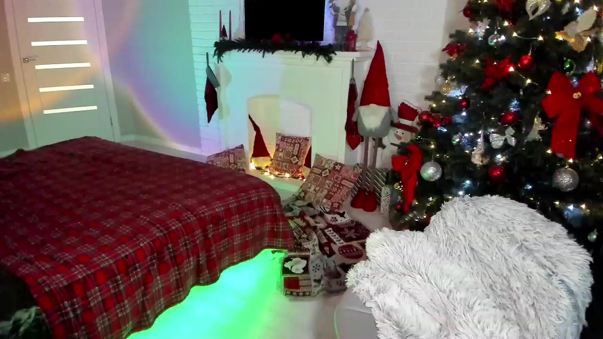 Gallery image thumbnail from Emmy___'s myfreecams stream on, 12/25/2022, 12:01 image 8 of 20