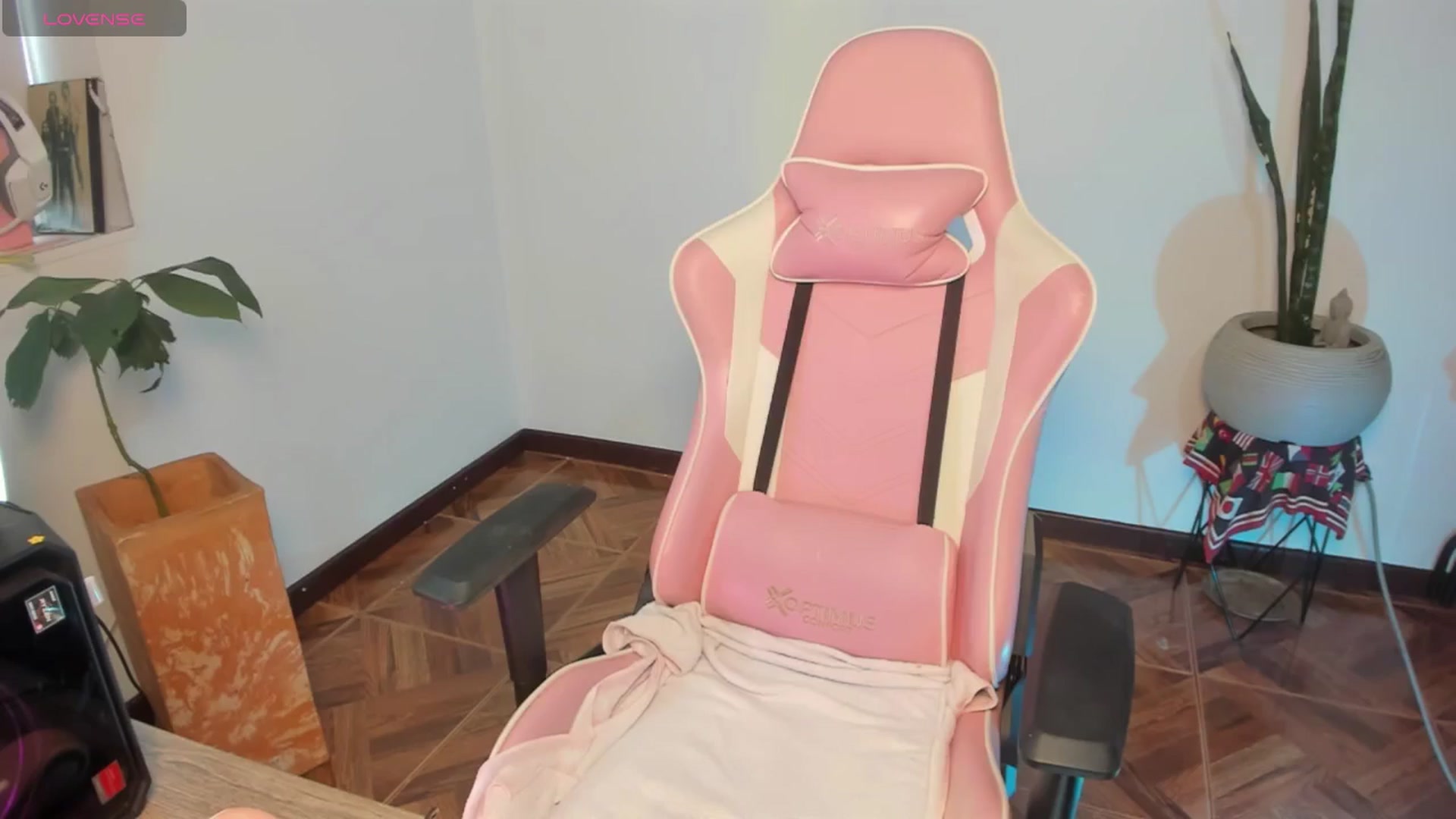Gallery image thumbnail from Emoon's myfreecams stream on, 11/22/2025, 21:20 image 1 of 20