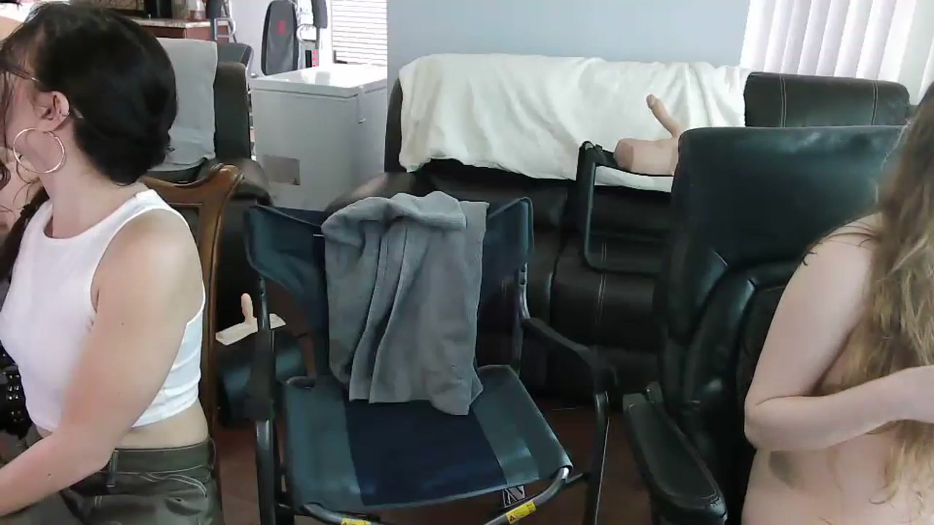 Gallery image thumbnail from Emoxbunny's myfreecams stream on, 11/17/2023, 17:23 image 12 of 20