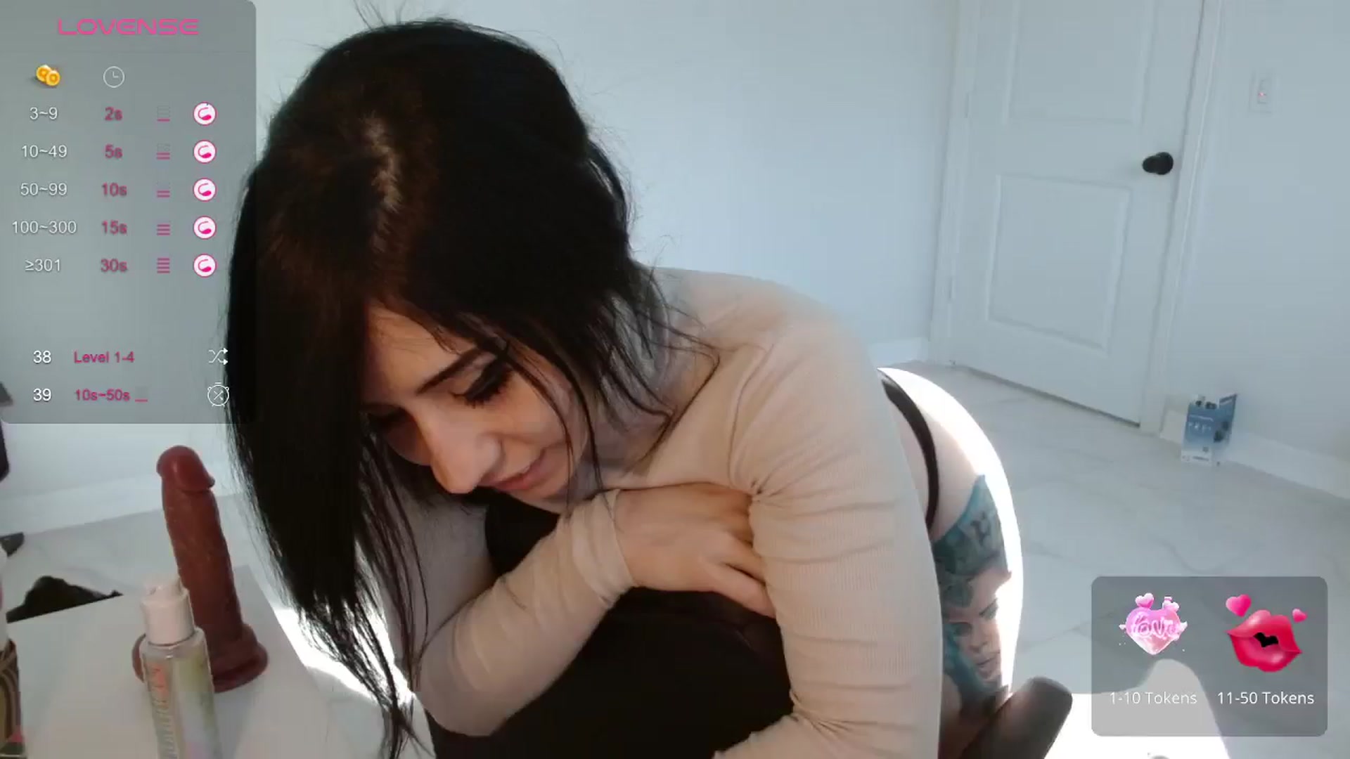 Gallery image thumbnail from Emoxbunny's myfreecams stream on, 12/19/2023, 20:25 image 1 of 20