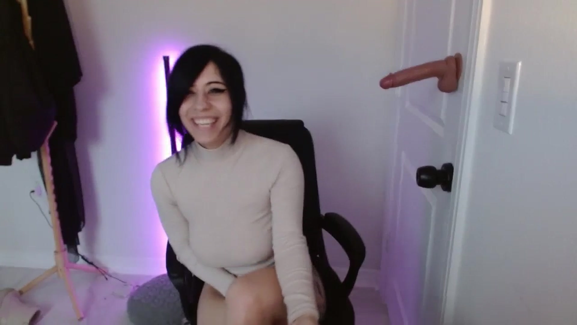 Gallery image thumbnail from Emoxbunny's myfreecams stream on, 12/22/2023, 19:13 image 9 of 20