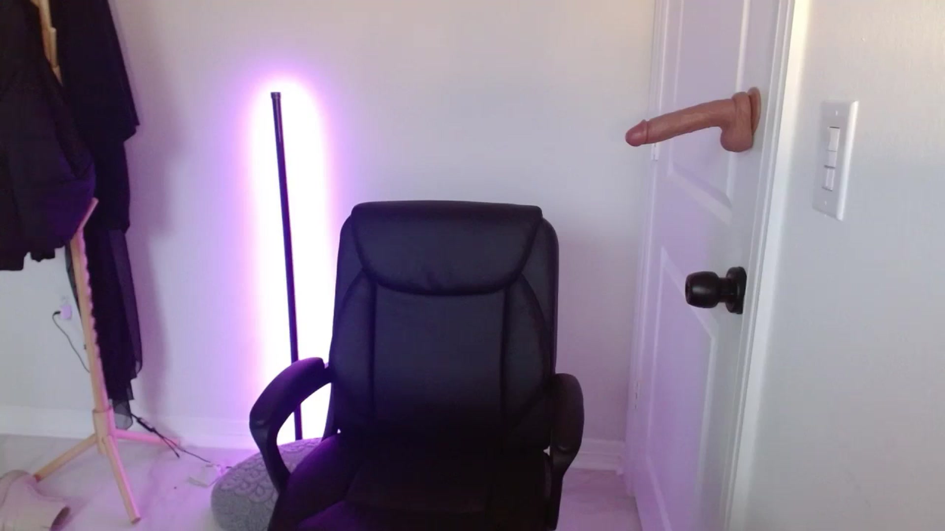 Gallery image thumbnail from Emoxbunny's myfreecams stream on, 12/22/2023, 19:13 image 13 of 20