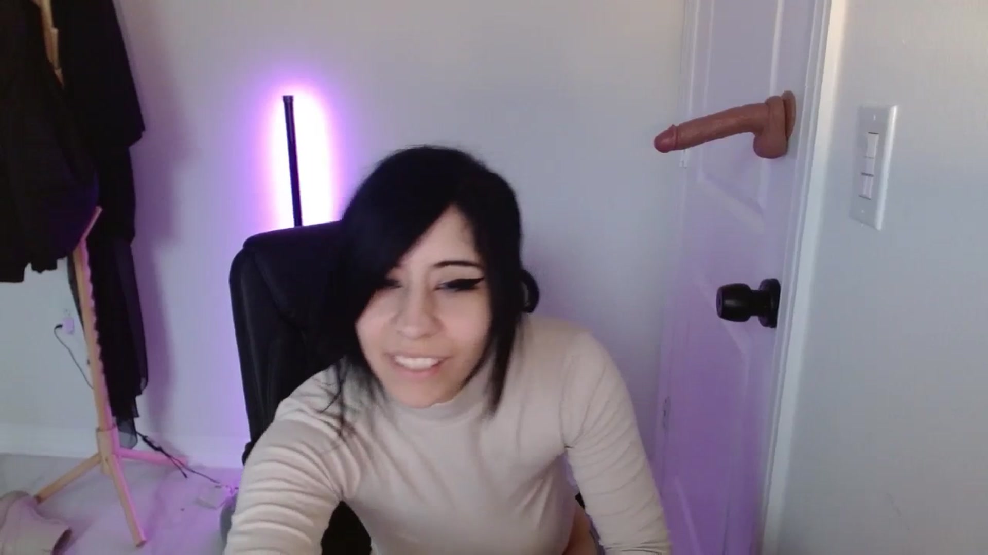 Gallery image thumbnail from Emoxbunny's myfreecams stream on, 12/22/2023, 19:13 image 12 of 20