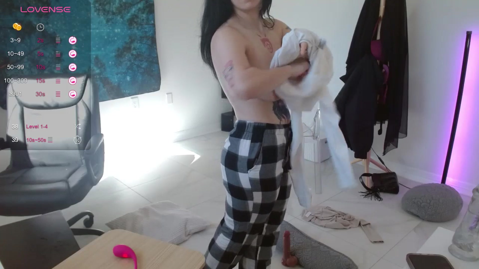 Gallery image thumbnail from Emoxbunny's myfreecams stream on, 12/27/2023, 19:46 image 15 of 20