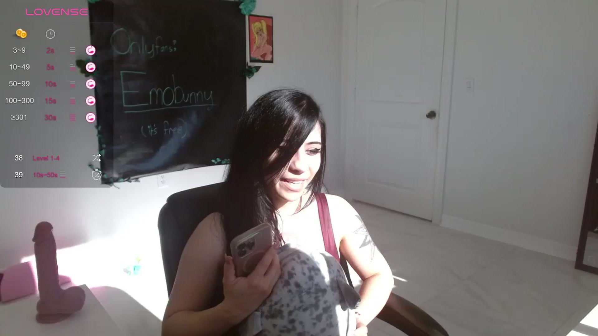 Gallery image thumbnail from Emoxbunny's myfreecams stream on, 01/12/2024, 21:18 image 17 of 20