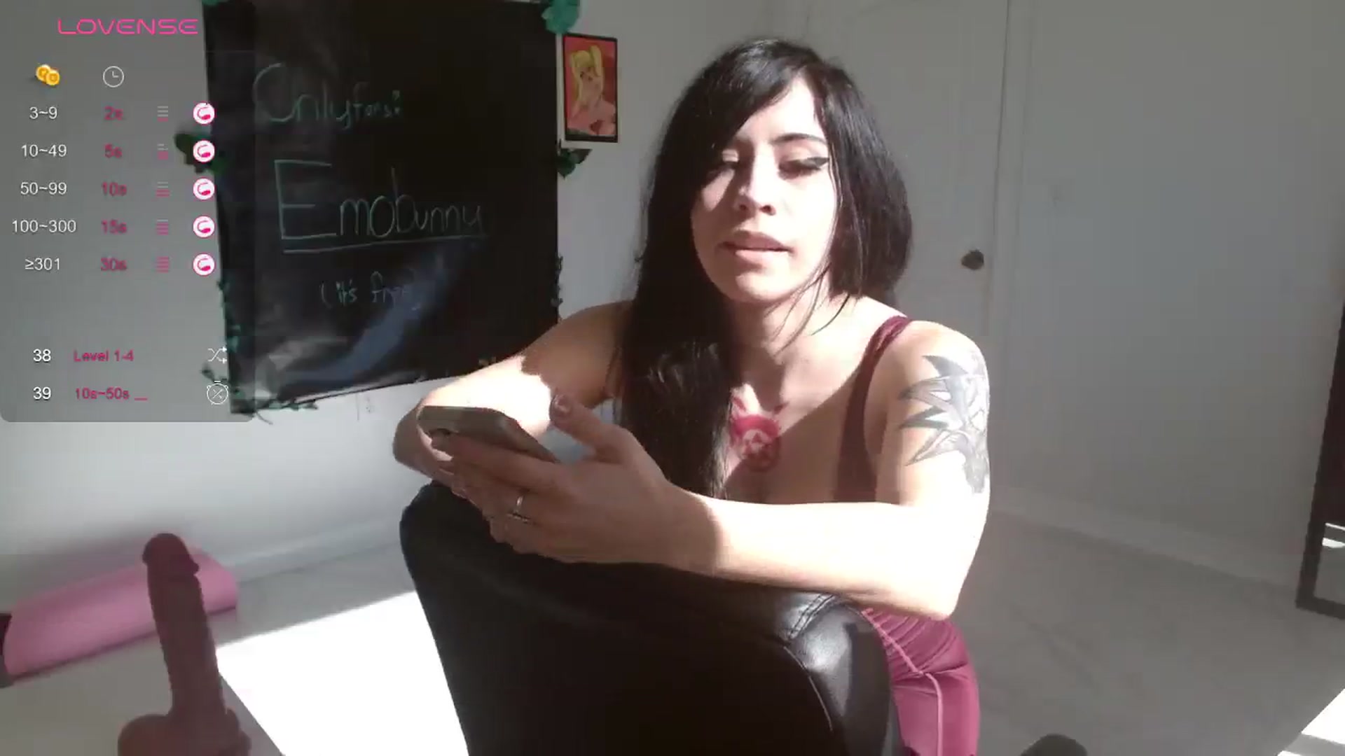 Gallery image thumbnail from Emoxbunny's myfreecams stream on, 01/12/2024, 21:18 image 12 of 20