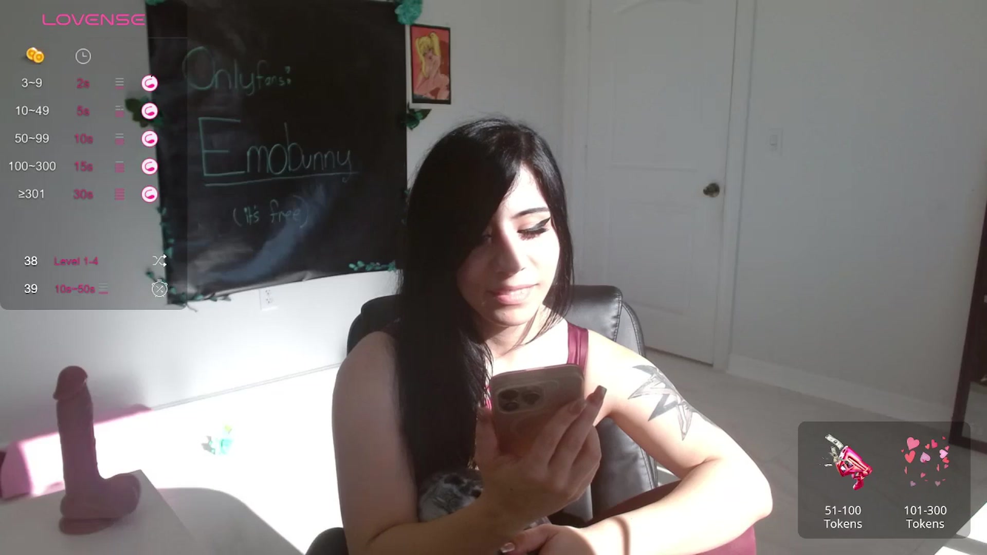 Gallery image thumbnail from Emoxbunny's myfreecams stream on, 01/12/2024, 21:18 image 16 of 20
