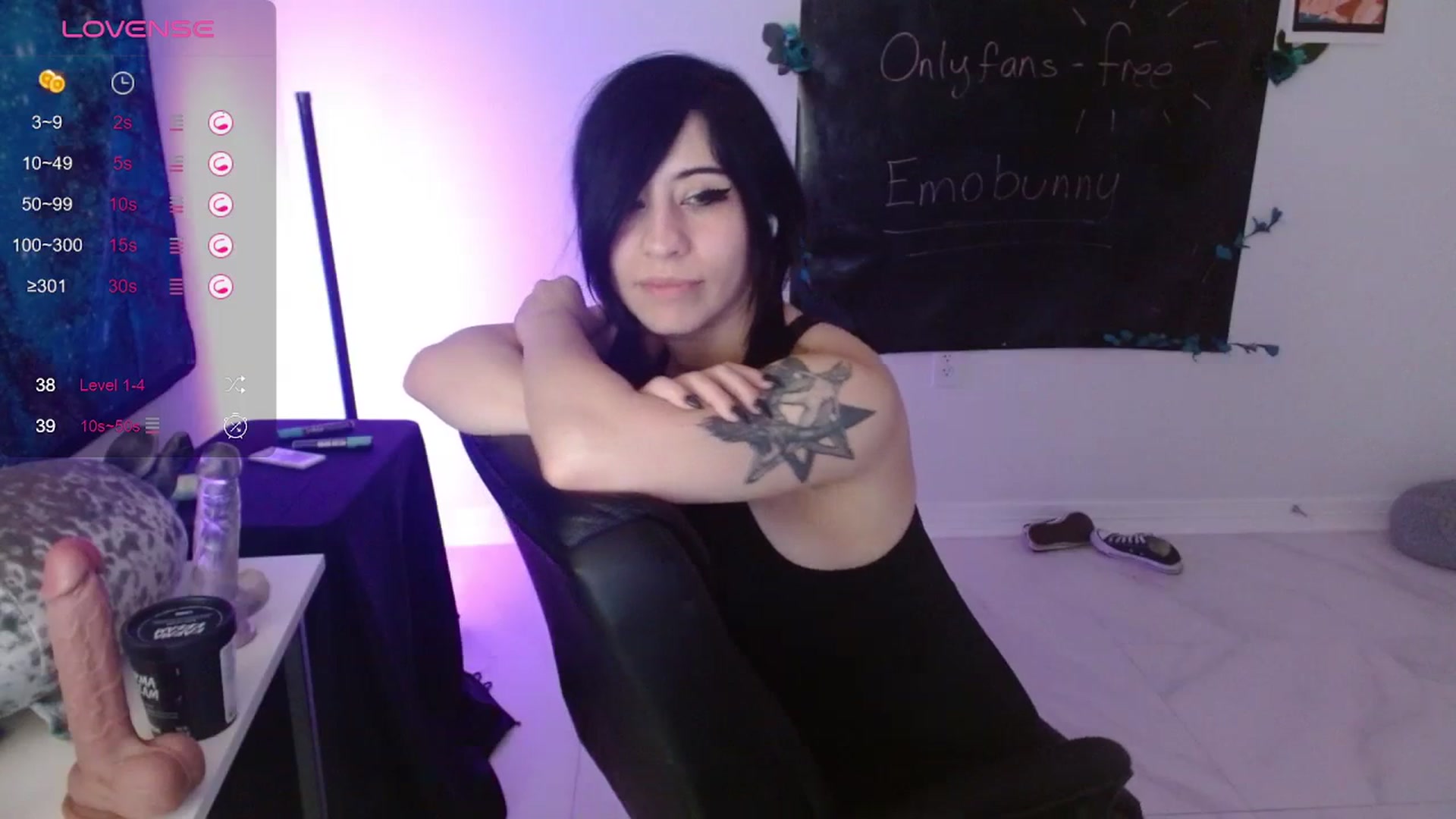 Gallery image thumbnail from Emoxbunny's myfreecams stream on, 01/24/2024, 19:49 image 17 of 20