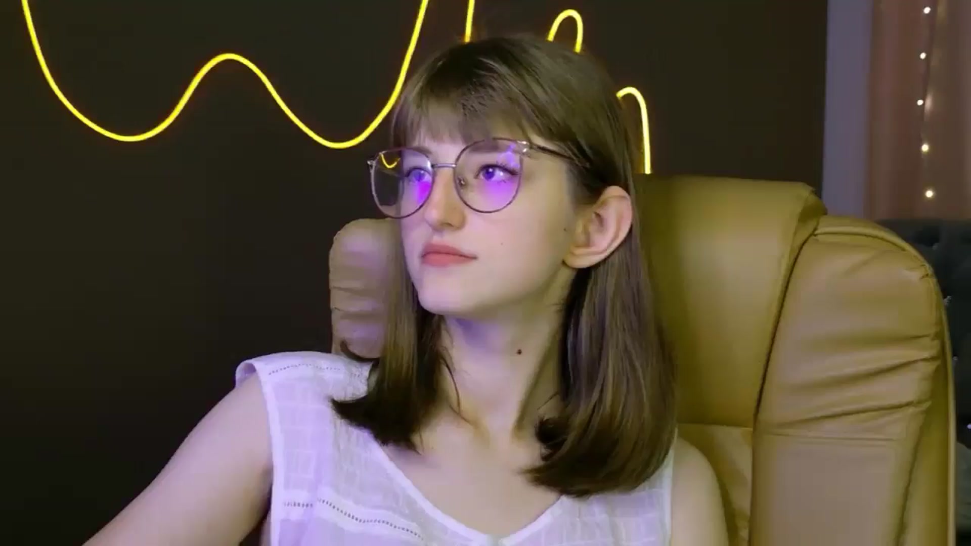 Gallery image thumbnail from EmyLure's myfreecams stream on, 09/07/2025, 17:11 image 12 of 20