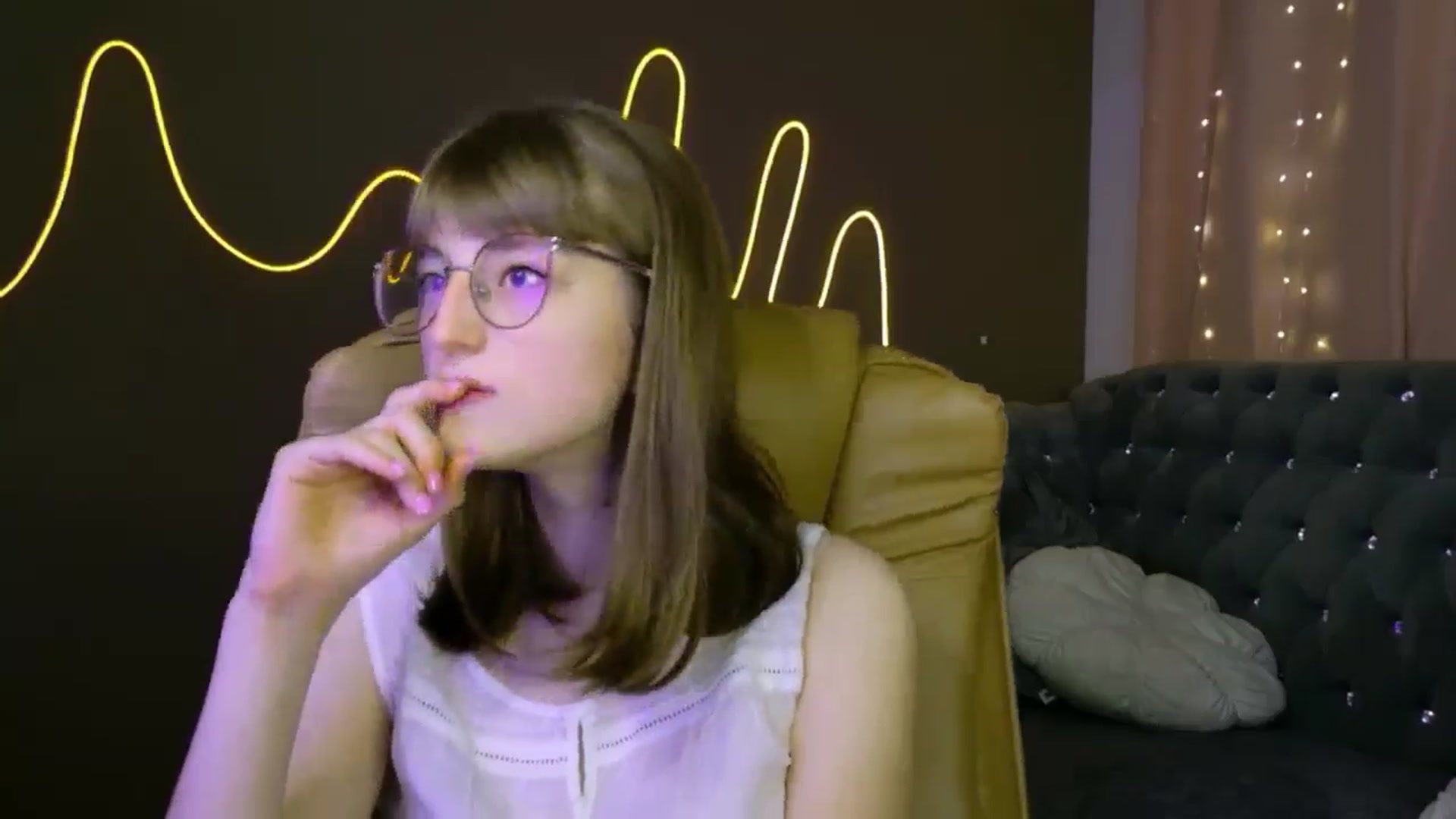 Gallery image thumbnail from EmyLure's myfreecams stream on, 09/07/2025, 18:01 image 4 of 20