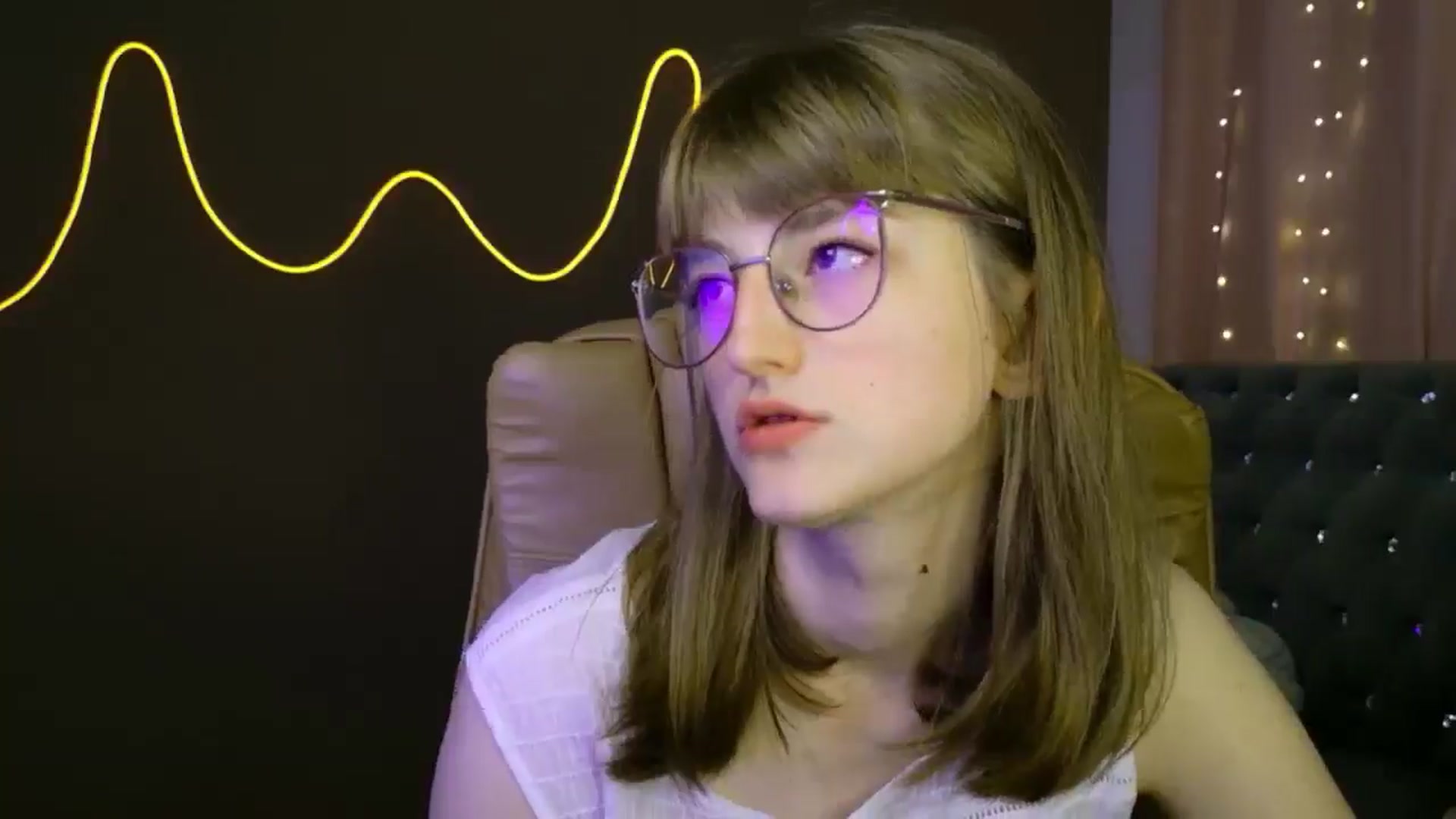 Gallery image thumbnail from EmyLure's myfreecams stream on, 09/07/2025, 18:01 image 20 of 20
