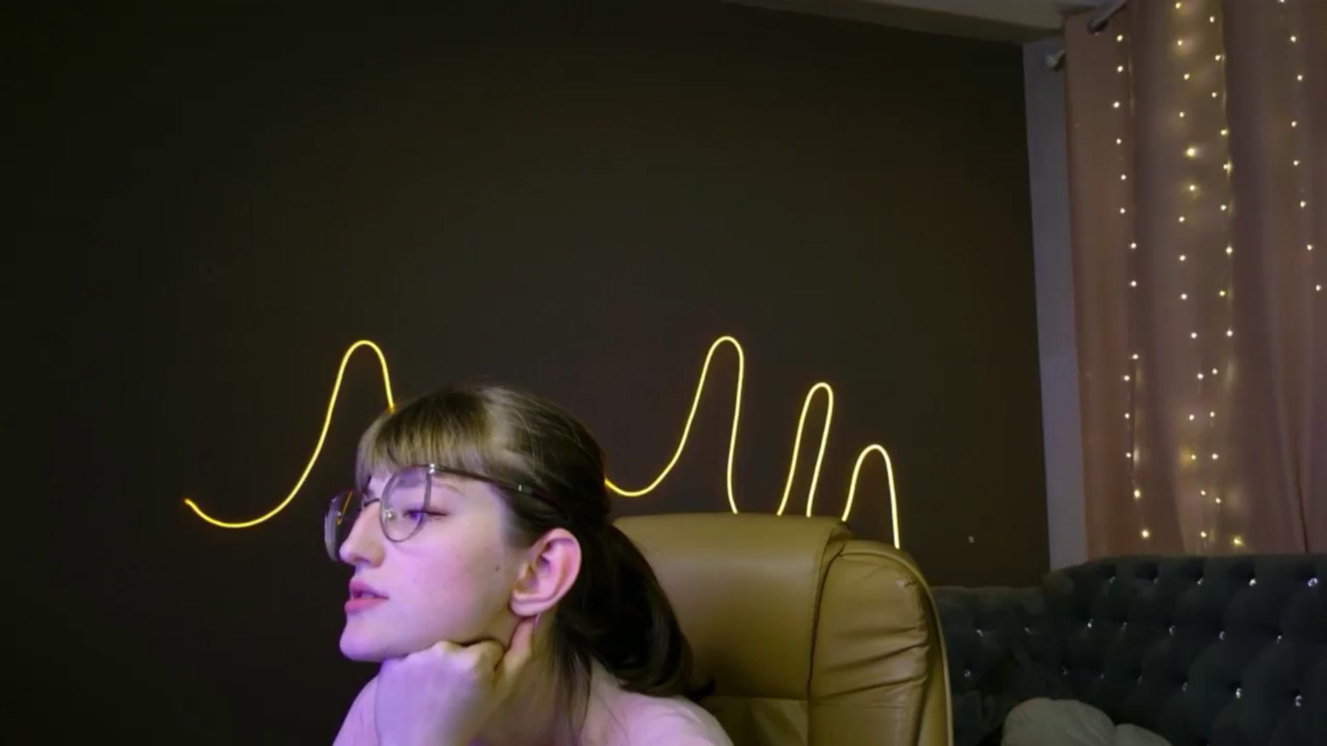 Gallery image thumbnail from EmyLure's myfreecams stream on, 09/07/2025, 21:18 image 14 of 20