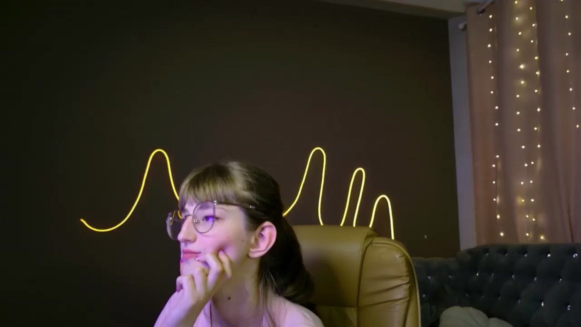 Gallery image thumbnail from EmyLure's myfreecams stream on, 09/07/2025, 21:18 image 15 of 20