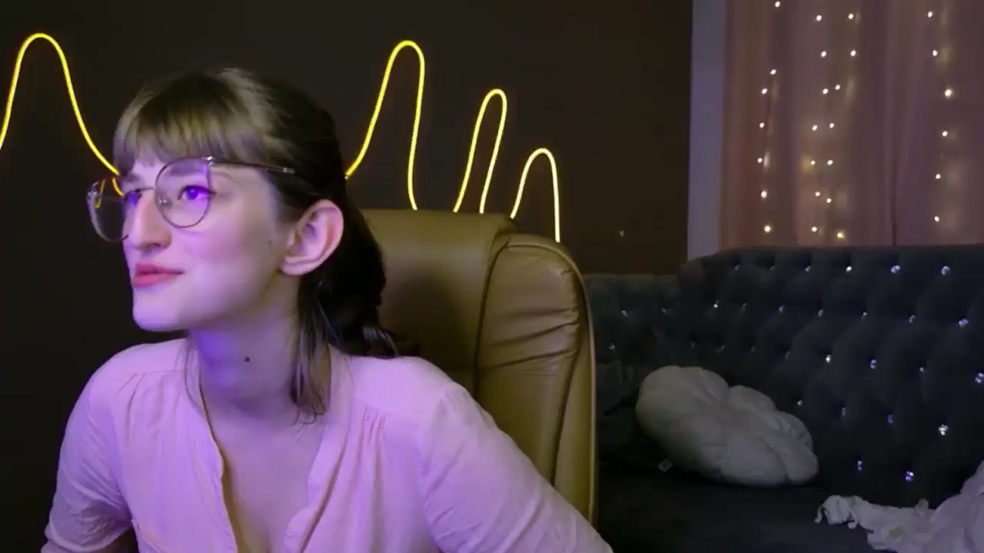 Gallery image thumbnail from EmyLure's myfreecams stream on, 09/07/2025, 21:18 image 18 of 20
