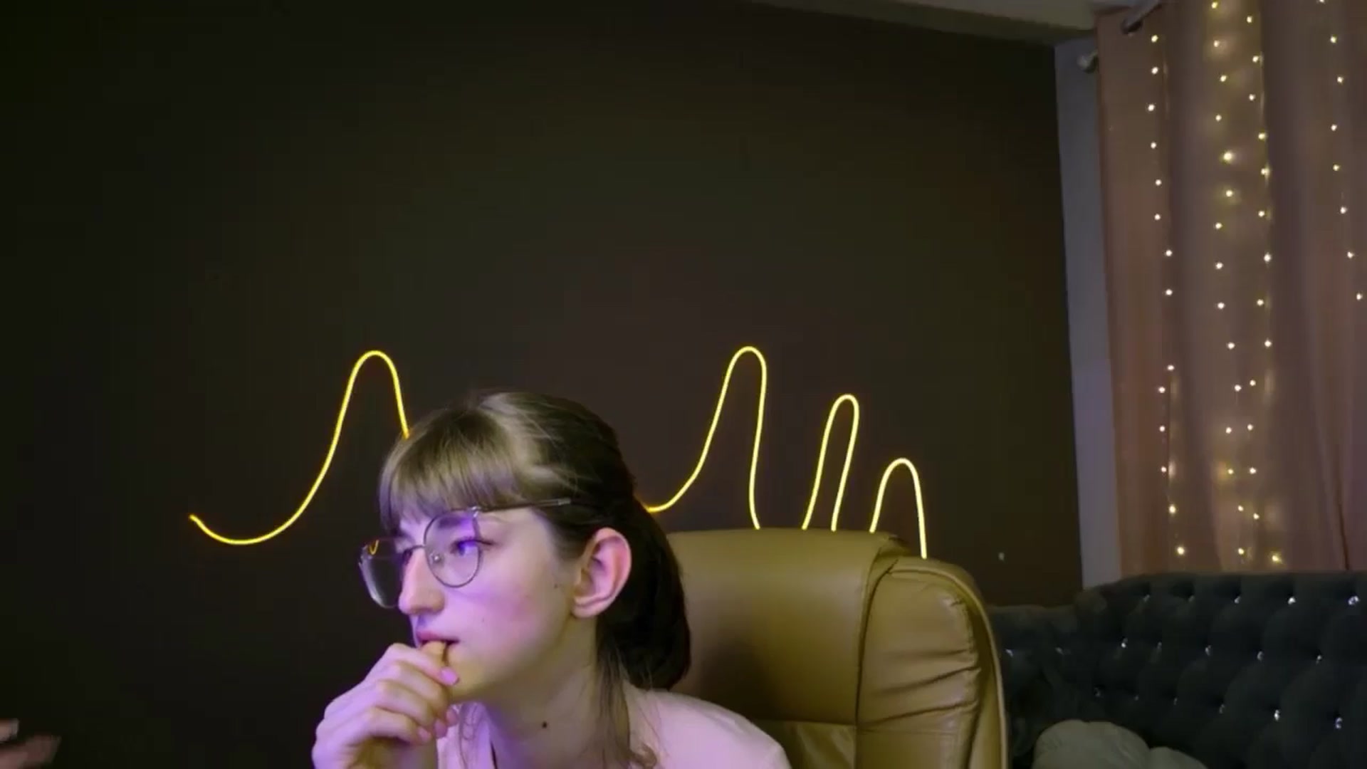 Gallery image thumbnail from EmyLure's myfreecams stream on, 09/07/2025, 21:18 image 13 of 20