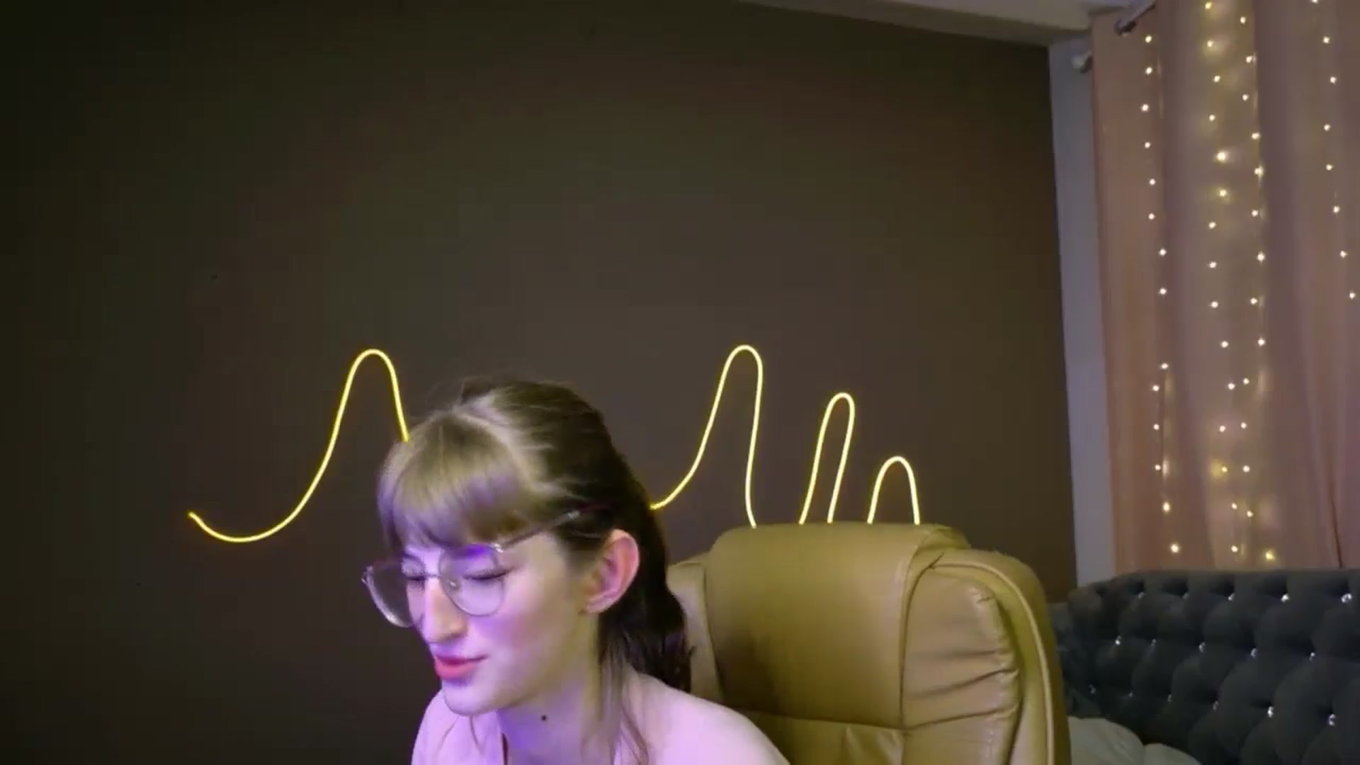 Gallery image thumbnail from EmyLure's myfreecams stream on, 09/07/2025, 21:18 image 12 of 20