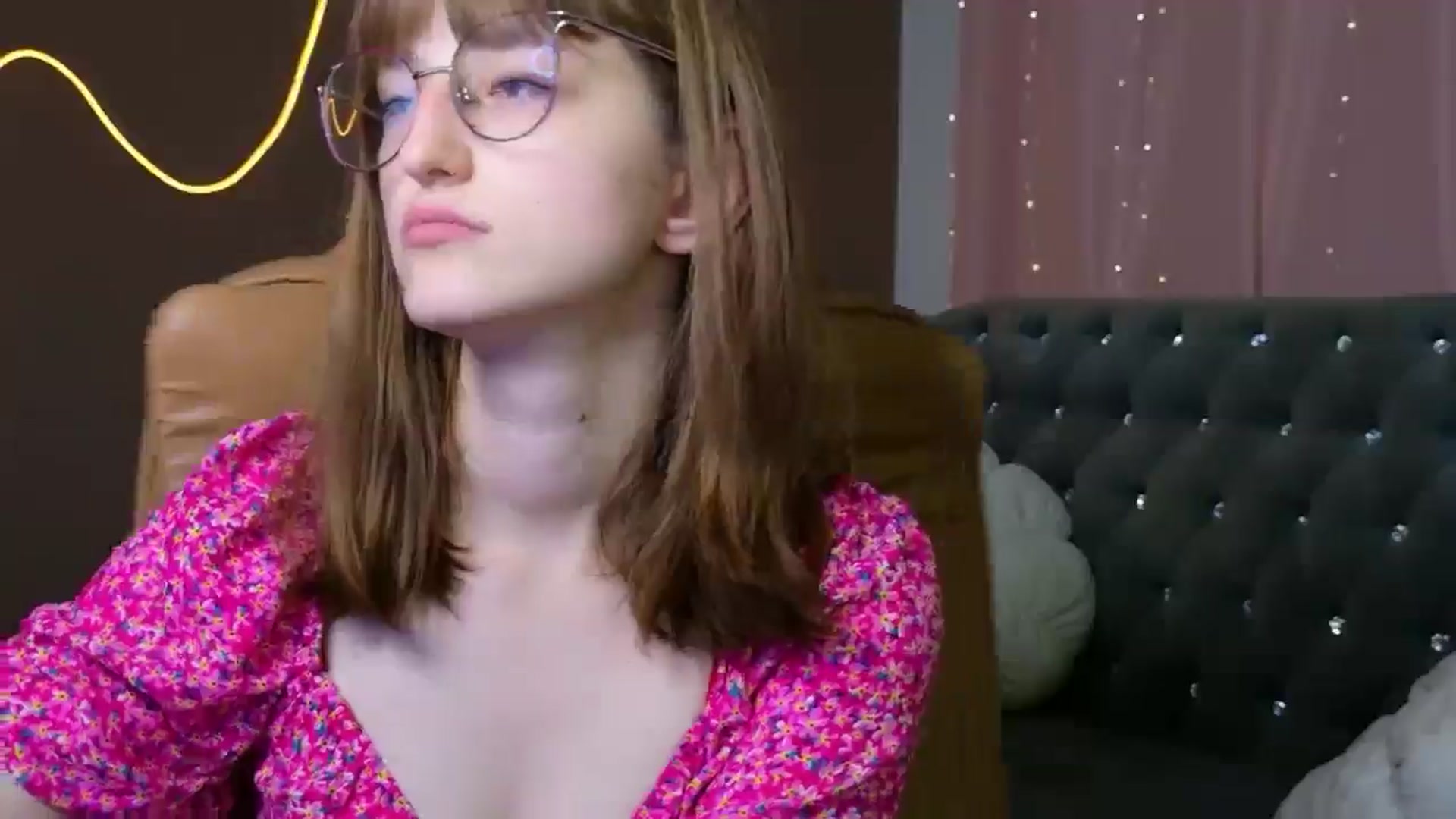 Gallery image thumbnail from EmyLure's myfreecams stream on, 09/09/2025, 16:37 image 7 of 20