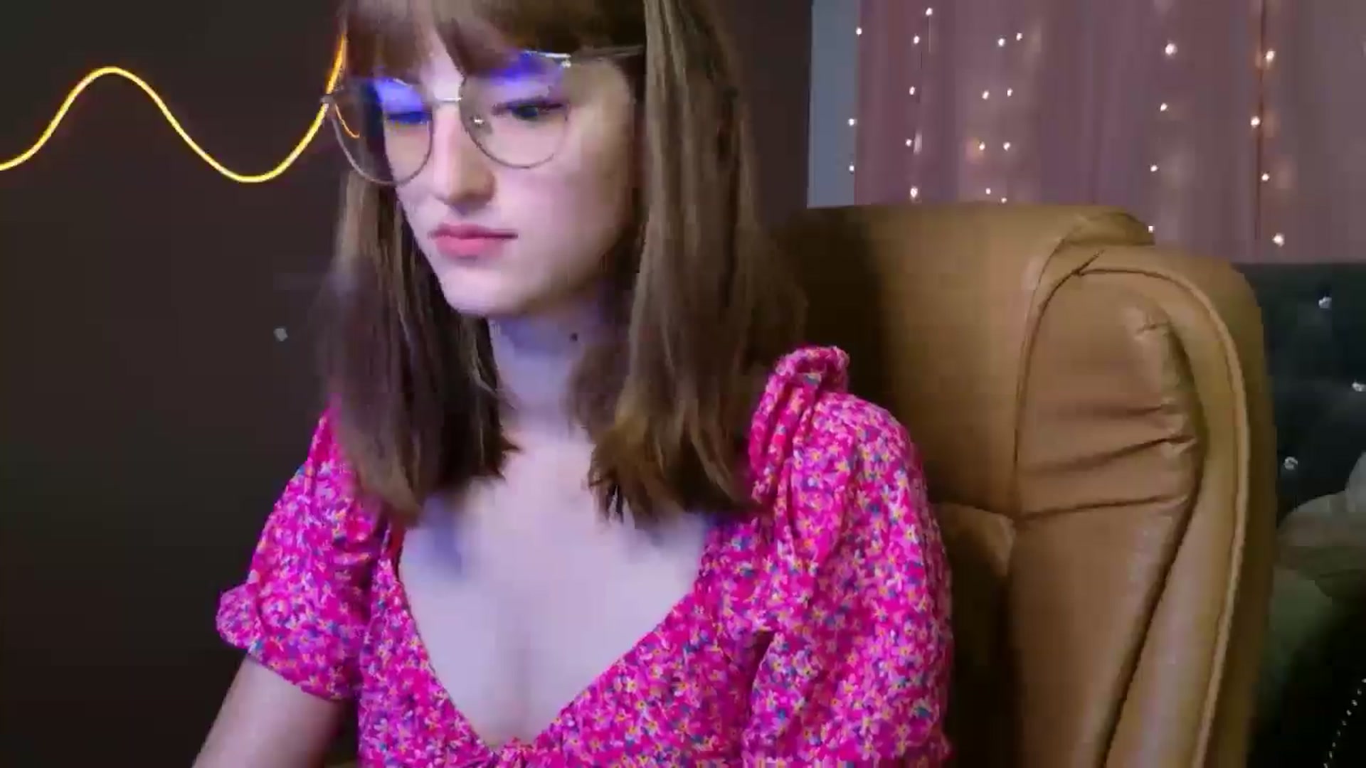 Gallery image thumbnail from EmyLure's myfreecams stream on, 09/09/2025, 16:37 image 17 of 20