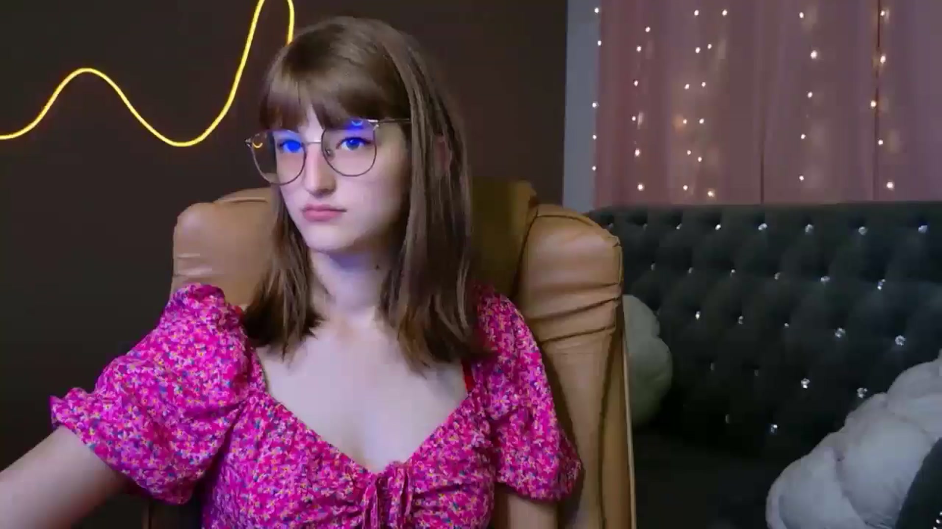 Gallery image thumbnail from EmyLure's myfreecams stream on, 09/09/2025, 16:37 image 14 of 20
