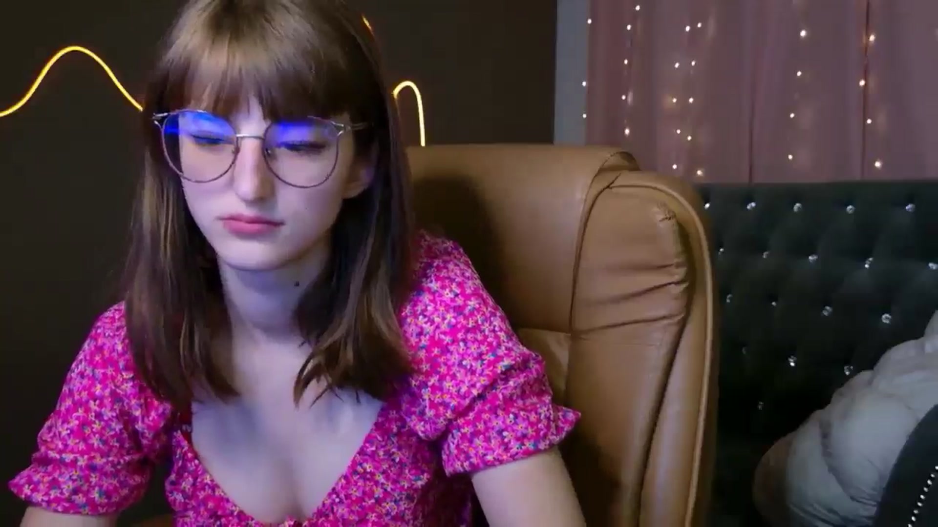 Gallery image thumbnail from EmyLure's myfreecams stream on, 09/09/2025, 17:12 image 2 of 20
